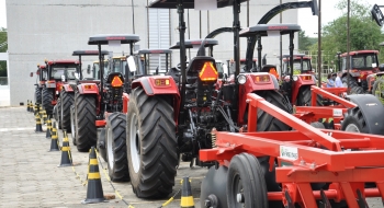Governo de Goiás entrega máquinas agrícolas a 22 prefeituras